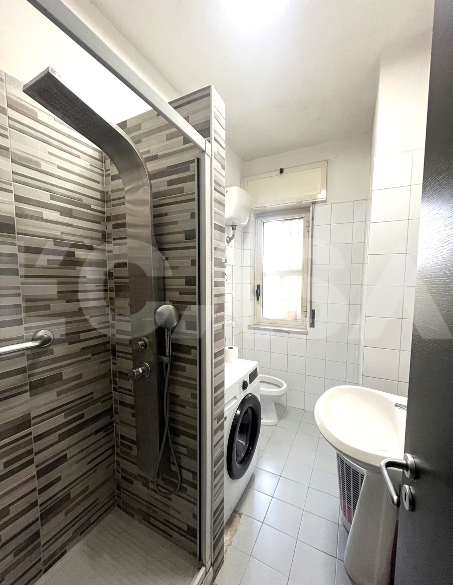 Bagno munito di doccia